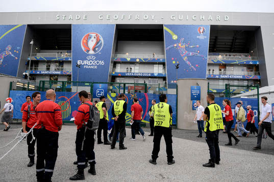 Säkerhetspersonal utanför Stade Geoffroy-Guichard