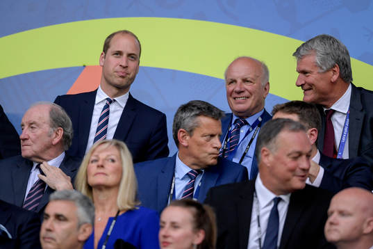 Prins William på plats på läktaren