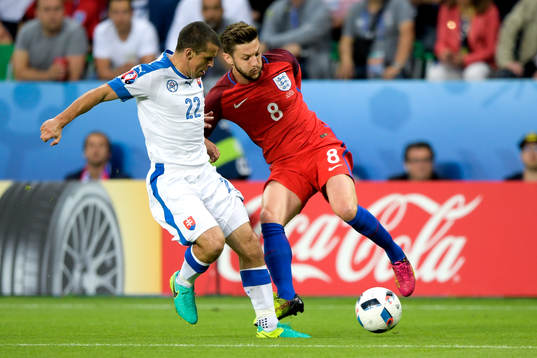 Slovakiens Viktor Pecovsky och Englands Adam Lallana
