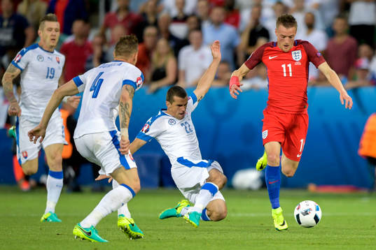 Slovakiens Viktor Pecovsky och Englands Jamie Vardy