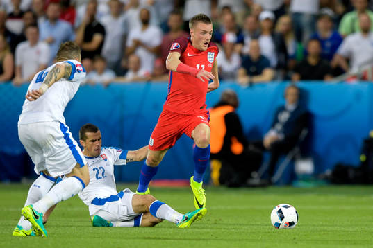 Englands Jamie Vardy och Slovakiens Viktor Pecovsky