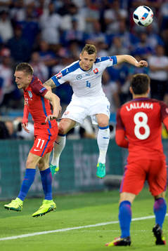 Englands Jamie Vardy och Slovakiens Jan Durica och Englands