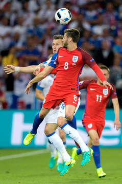 Slovakiens Jan Durica och Englands Adam Lallana
