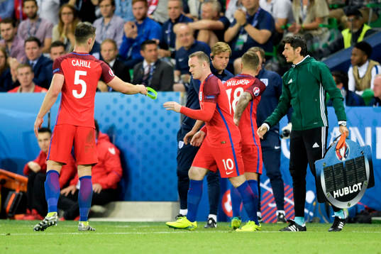 Englands Wayne Rooney byts in och får kaptensbindeln av