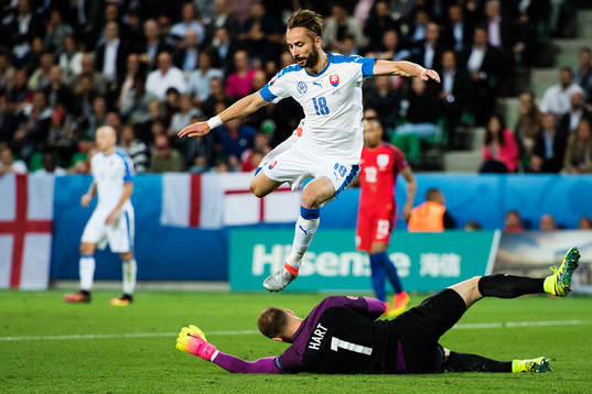 Slovakiens Dusan Svento och Englands målvakt Joe Hart i