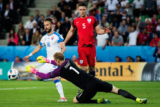 Slovakiens Dusan Svento mot Englands Gary Cahill och