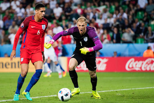 Englands Chris Smalling och målvakt Joe Hart  i