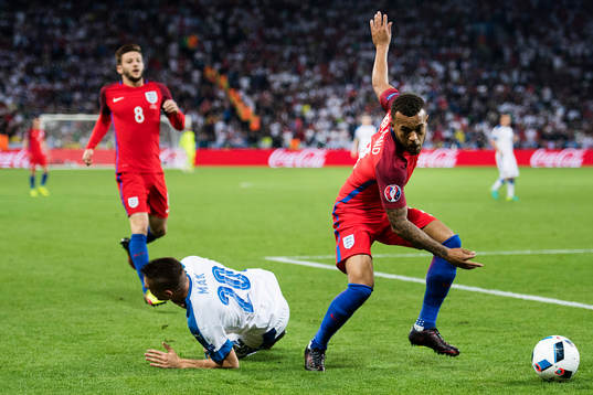 Englands Ryan Bertrand får kontroll över bollen framför