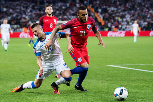 Slovakiens Robert Mak och Englands Ryan Bertrand i
