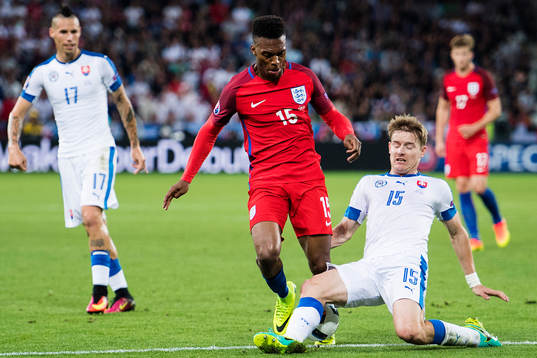 Englands Daniel Sturridge försöker ta sig förbi