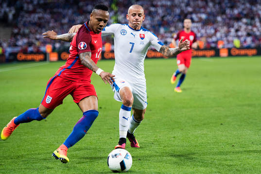 Englands Nathaniel Clyne och Slovakiens Vladimir Weiss i