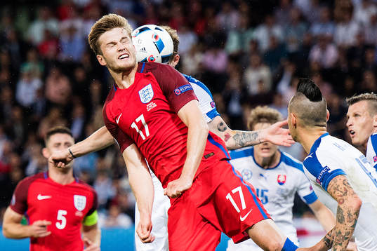 Englands Eric Dier i en nickduell i fotbollsmatchen mellan