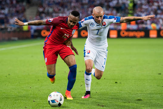 Englands Nathaniel Clyne och Slovakiens Vladimir Weiss i