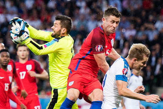 Slovakiens målvakt Jan Mucha i en duell med Englands Gary