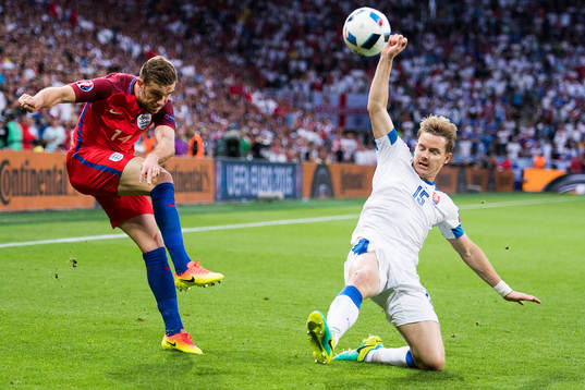 Englands Jordan Henderson och Slovakiens Tomas Hubocan i