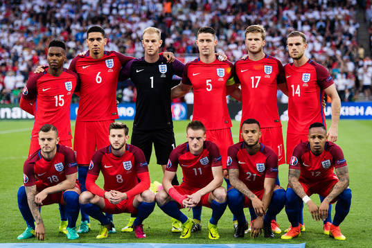 Englands spelare ställer upp för en lagbild i