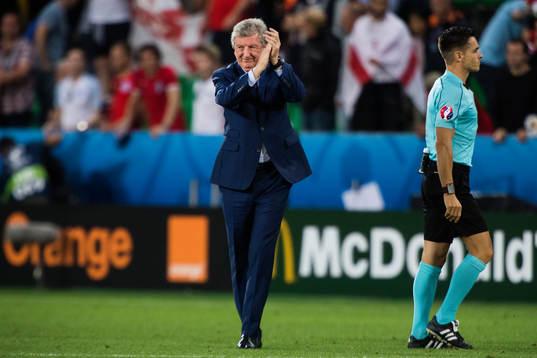 Englands förbundskapten Roy Hodgson tackar publiken