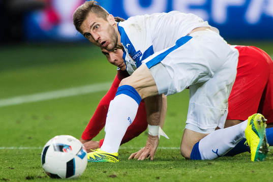 Englands Dele Alli och Slovakiens Peter Pecari i