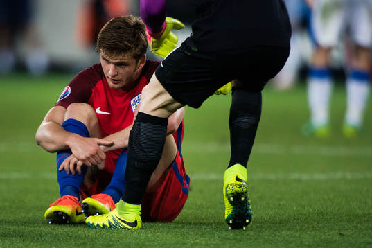 Englands Eric Dier deppar i fotbollsmatchen mellan