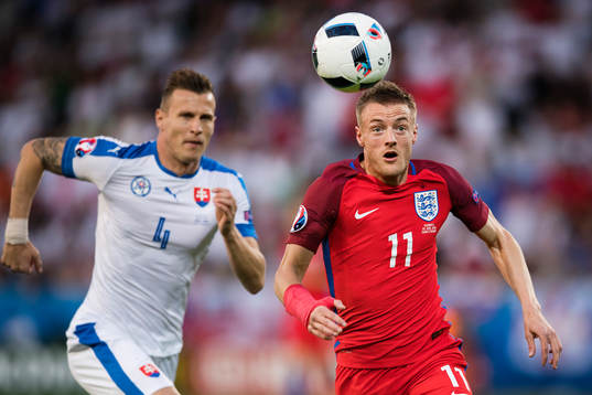 Slovakiens Jan Durica och Englands Jamie Vardy i