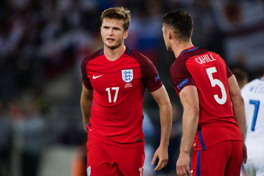 Englands Eric Dier och Gary Cahill i fotbollsmatchen mellan