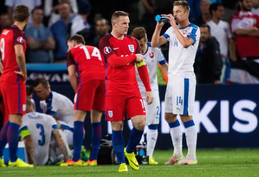 Englands Wayne Rooney deppar i fotbollsmatchen mellan