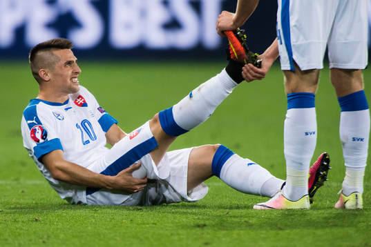 Slovakiens Robert Mak har kramp i fotbollsmatchen mellan