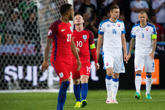 Englands Wayne Rooney deppar