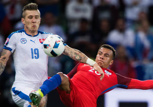 Slovakiens Jurij Kucka och Englands Dele Alli  i
