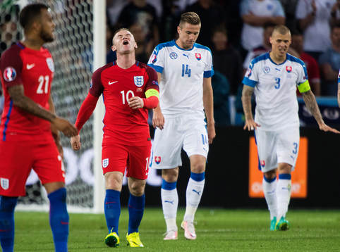 Englands Wayne Rooney deppar