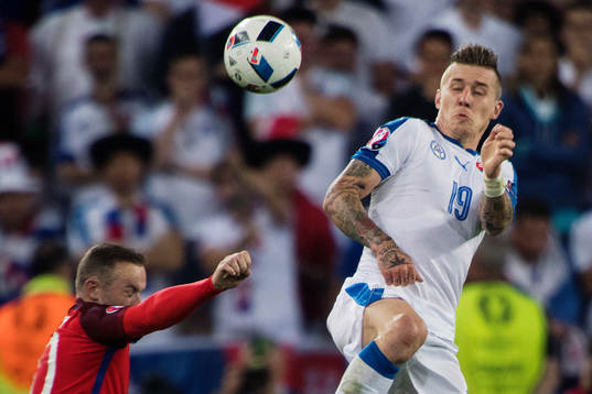 Englands Wayne Rooney och Slovakiens Jurij Kucka i