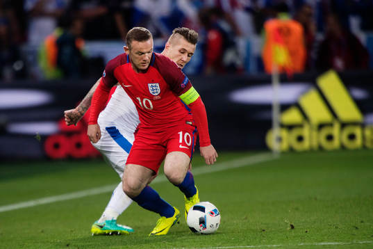 Englands Wayne Rooney och Slovakiens Jurij Kucka i