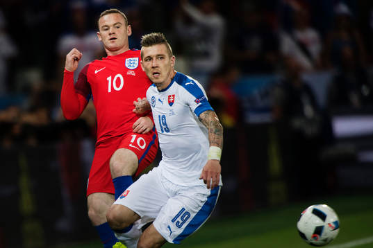 Englands Wayne Rooney och Slovakiens Jurij Kucka i