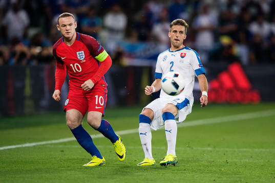 Englands Wayne Rooney och Slovakiens Peter Pecari i
