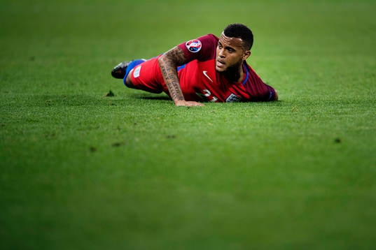 Englands Ryan Bertrand faller i fotbollsmatchen mellan