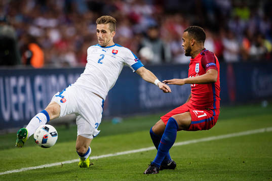 Slovakiens Peter Pecari och Englands Ryan Bertrand i