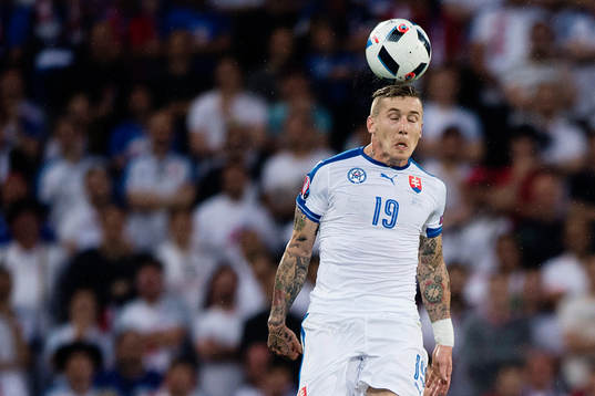 Slovakiens Jurij Kucka i en nickduell i fotbollsmatchen