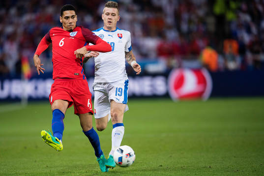 Englands Chris Smalling och Slovakiens Jurij Kucka i