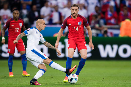 Slovakiens Vladimir Weiss mot Englands Jordan Henderson i