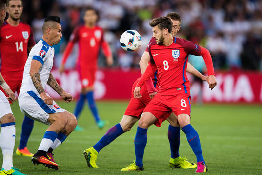 Slovakiens Marek Hamsik mot Englands Adam Lallana  i