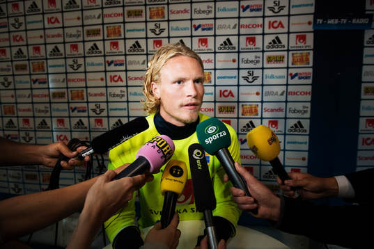 Oscar Hiljemark i mixed zone