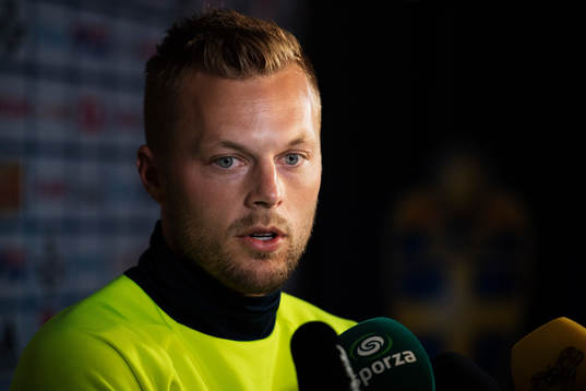 Sebastian Larsson i mixed zone