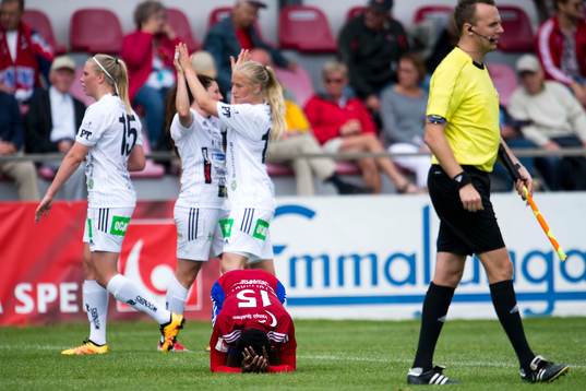 Vittsjös Josephine Chukwunonye deppar och i bogrunden