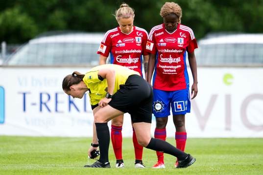 Domare Lovisa Johansson drar en linje
