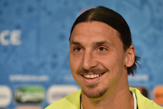 I denna handout-bild från UEFA ses Zlatan Ibrahimovic på