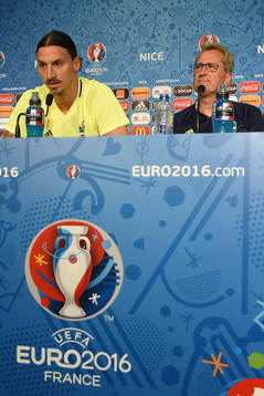 I denna handout-bild från UEFA ses Zlatan Ibrahimovic och