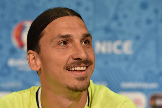 I denna handout-bild från UEFA ses Zlatan Ibrahimovic på