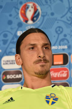 I denna handout-bild från UEFA ses Zlatan Ibrahimovic på