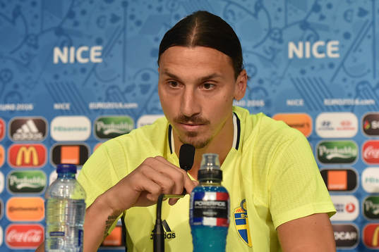 I denna handout-bild från UEFA ses Zlatan Ibrahimovic på