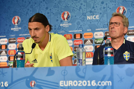 I denna handout-bild från UEFA ses Zlatan Ibrahimovic och